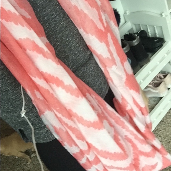 very big flowy, orange and white boutique scarf - Picture 3 of 4